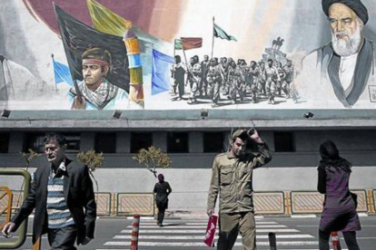 Un mural celebrando la Revolución iraní de 1979 preside una calle del centro de Teherán.-Foto: AP/ VIHAD SALEMI