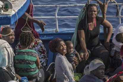 Migrantes rescatados en el Mediterráneo el pasado 30 de junio.-AP (OLMO CALVO)