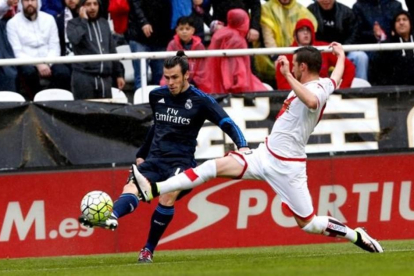Bale intenta zafarse de Trashorras en el encuentro ante el Rayo.-DAVID CASTTRO