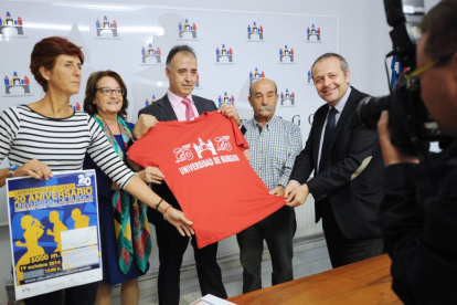 Pilar Domingo, Simona Palacios, José Luis Peña, Benjamín Álvarez y René Jesús Payo, antes de la presentación.-ISRAEL L. MURILLO