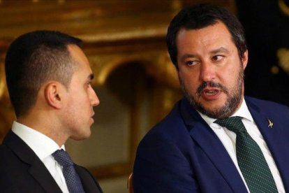 Di Maio (izq) y Salvini.-REUTERS / TONY GENTILE