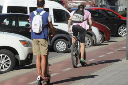 Dos personas por un carril bici en Burgos. ISRAEL L. MURILLO
