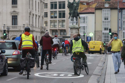 Los ciclistas recorrieron las recién señalizadas ciclocalles. RAÚL G. OCHOA