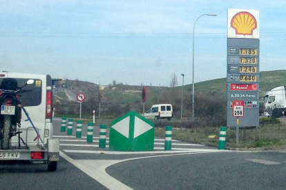 Panel indicativo del precio de los carburantes de una gasolinera.-ISRAEL L. MURILLO