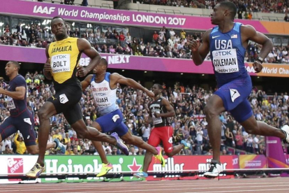 Coleman (derecha), junto a Bolt, en los Mundiales de Londres del 2017.-AP / MATTHIAS SCHRADER