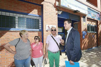 El procurador popular Ángel Ibáñez (derecha) ayer con representantes de los barrios de Capsicol y La Ventilla a las puertas del centro de salud.-RAÚL G. OCHOA