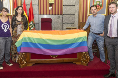 De izquierda a derecha; Antea Izquierdo, Gloria Bañeres, Daniel de la Rosa y Javier Lacalle posan con la bandera multicolor en el Salón de Plenos del Ayuntamiento de Burgos.-ISRAEL L. MURILLO