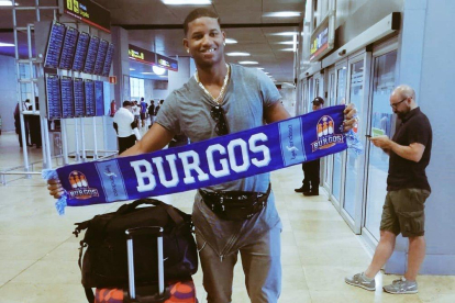Jasiel Rivero posa con la bufanda del San Pablo nada más aterrizar en Barajas, ayer,-TWITTER / @JASIELRIVERO14