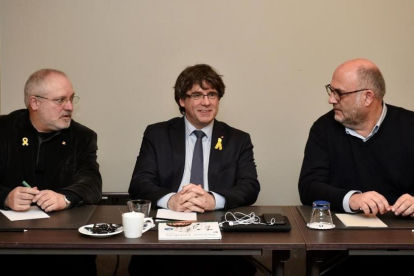 Carles Puigdemont, flanqueado por el exconseller Lluís Puig y el diputado de JxCat Eduard Pujol, este miércoles en Bruselas.-JOHN THYS (AFP)