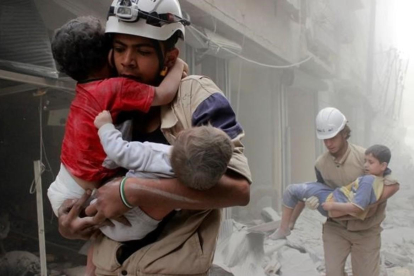 Los cascos blancos durante su labor de rescate en Siria.-SULTAN KITAZ