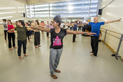 Los alumnos de la Escuela de Danza se acercaron a la cultura india con Attakkalari Dance Company.-Israel L. Murillo