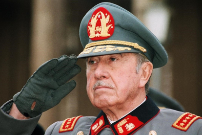 <em>Augusto Pinochet realiza el saludo militar durante un desfile en Santiago de Chile, en 1986.