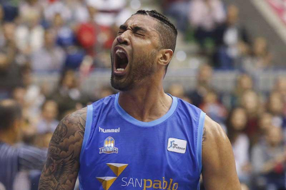 Augusto Lima celebra una canasta con el San Pablo Burgos.-SANTI OTERO