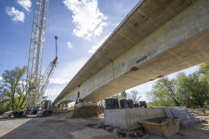 Estado que presentaba ayer el viaducto de Frandovínez del AVE en la provincia de Burgos cuyas obras de demolición comenzarán hoy.-ISRAEL L. MURILLO