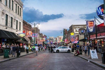 La calle Beale, en Memphis, una de las cunas del blues.-MIQUEL JURADO