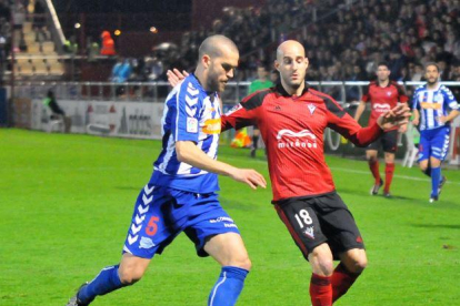 Ion Vélez pugna un balón con un defensor del Alavés en el último choque en casa-J. E. Egurrola