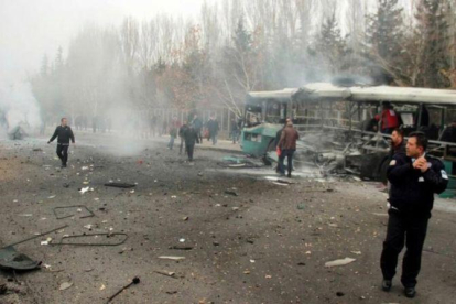 Aspecto del autobús después de la explosión de un coche bomba en la ciudad turca de Kayseri.-DEPO PHOTOS