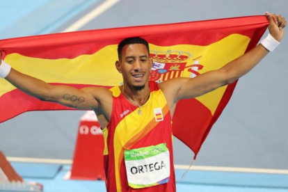 Orlando Ortega, paseando la bandera española.-EFE / ANTONIO LACERDA