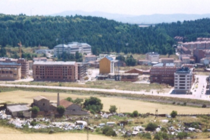 Vista de la ermita cuando fue una chatarrerÍa y con el inicio de la expansión urbanística de Fuentecillas. ARCHIVO MUNICIPAL