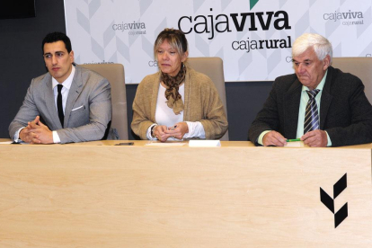 Los representates de Cajaviva y la Asociación Española Conectados sin Barreras durante la comparecencia.-ISRAEL L. MURILLO