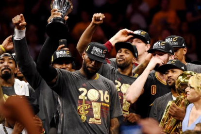 Lebron James, rodeado de sus compañeros, tras conquistar el título de la NBA-BOB DONNAN / USA TODAY