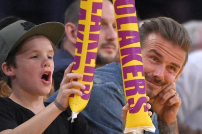 David Beckham con su hijo, Cruz.-AP / MARK J TERRILL
