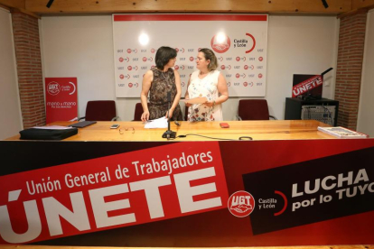 La secretaria general de la FeSP-UGT de Castilla y León, Carmen Amez, informa sobre los concursos de traslados en sanidad.-ICAL