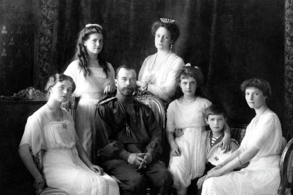 El Zar Nicolás II y su familia en una fotografía de 1913.-
