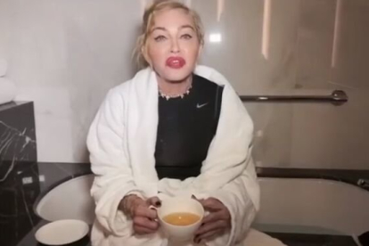 <em>La reina del pop, bebiéndose su propio orina, tras meterse en una bañera helada.
