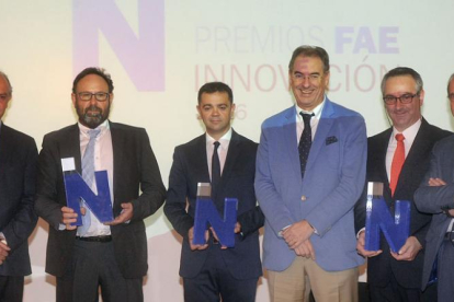 Los tres galardonados junto a José María Leal (Fundación Caja de Burgos), Miguel Ángel Benavente (FAE) y José María Vela (ITCL).-ISRAEL L. MURILLO