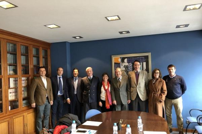 El consejero delegado de González Byass, Pedro Revuelta, con sus asesores, la familia Ortega y el gerente de Red Bottle.-L. V.
