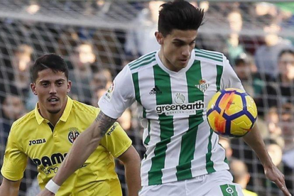 Bartra, con la camiseta del Betis.-EFE / JOSE MANUEL VIDAL