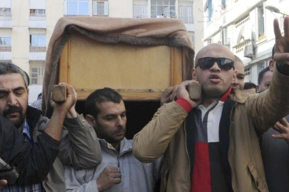 Momento del funeral en Argel del periodista Mohamed Tamalt.-Sidali Djarboub