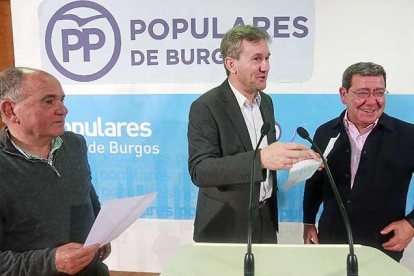 Javier Lacalle, flanqueado por el presidente del Comité Electoral, Alfredo González, y el presidente del PP, César Rico.-RAÚL G. OCHOA