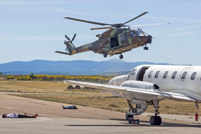 Ejercicio simulado de intervención del Ejército en secuestro terrorista en el aeropuerto de Villafría el pasado junio. TOMÁS ALONSO