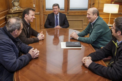César Rico (centro) y Argote (a su izquierda) mantuvieron un encuentro en la Diputación Provincial a finales del pasado año.-SANTI OTERO