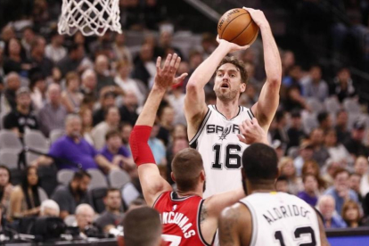 Pau Gasol se dispone a encestar.-USA TODAY / SOOBUM IM