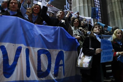 Decenas de personas contrarias a la legalización del aborto se manifiestan en Buenos Aires.  /-DAVID FERNÁNDEZ (EFE)