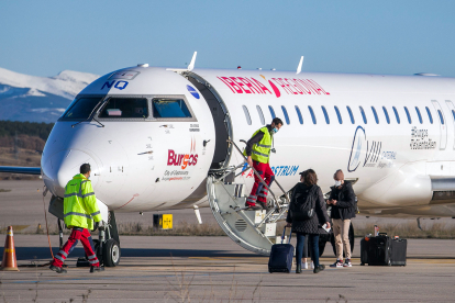 Un grupo de pasajeros, a punto de subir al avión, en Villafría, en el último vuelo comercial con Air Nostrum hace justo un año. TOMÁS ALONSO