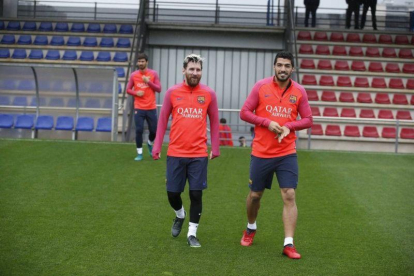 Messi y Suárez, en la ciudad deportiva en el último entrenamiento antes de volar a Glasgow.-FC BARCELONA