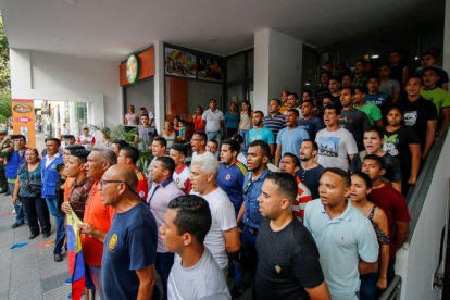 Los exmilitares fueron trasladados a las instalaciones de Migración Colombia.-AFP