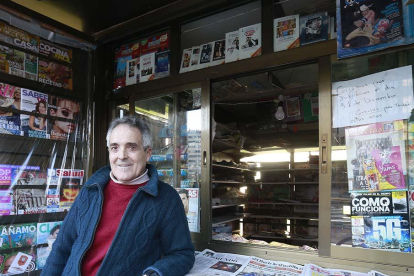 Bene, en el kiosco, con un cartel a su derecha en el que se puede leer: ‘Cerramos por jubilación el 31 de diciembre’ .-RAÚL G. OCHOA