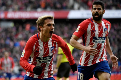 Griezmann celebra el primer gol del Atlético en presencia de Diego Costa.-JAVIER BARBANCHO / REUTERS