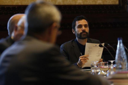 Roger Torrent preside la reunión de la Mesa del Parlament, este martes.-ALBERT BERTRAN