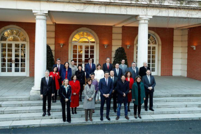 El presidente del gobierno, Pedro Sánchez (C), posa con su nuevo gabinete de ministros en el Palacio de la Moncloa antes del primer Consejo de Ministros celebrado este martes.-EFE