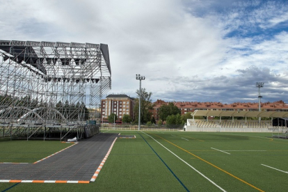 Montaje del escenario de los conciertos celebrados en el campo de San Amaro. TOMÁS ALONSO