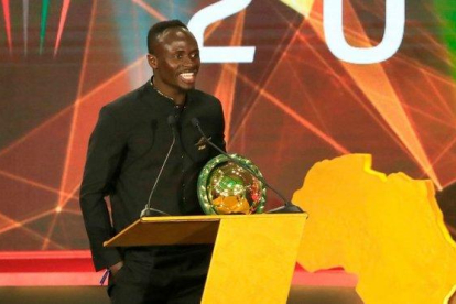 Sadio Mané, con el premio de mejor jugador africano del 2019.-TWITTER