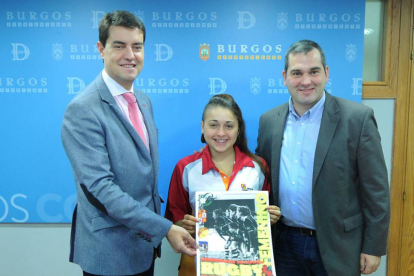 La jugadora Palmira Incinillas posa junto al edil ÁngelIbáñez y el presidente delAparejadores,Leví Moreno, ayer.-ISRAEL L. MURILLO