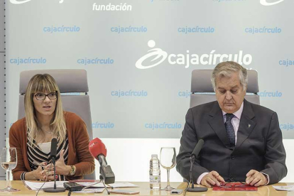 La gerente territorial de Servicios Sociales y el presidente de la Fundación Cajacírculo.-SANTI OTERO