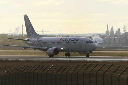 Imagen de un avión en el aeropuerto.-RAÚL G. OCHOA